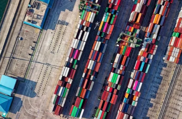 非洲貨運代理作為中非貿易的重要一環(huán)，既面臨著挑戰(zhàn)也擁抱著機遇